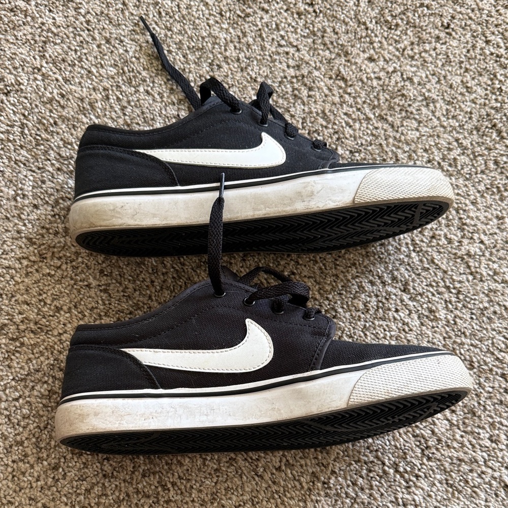 Nike Kids Black and White Sneakers - Picture 3 of 5